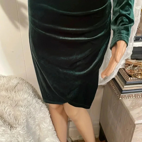Guberry Elegant Green Velvet Wrap Dress - Picture 2 of 10